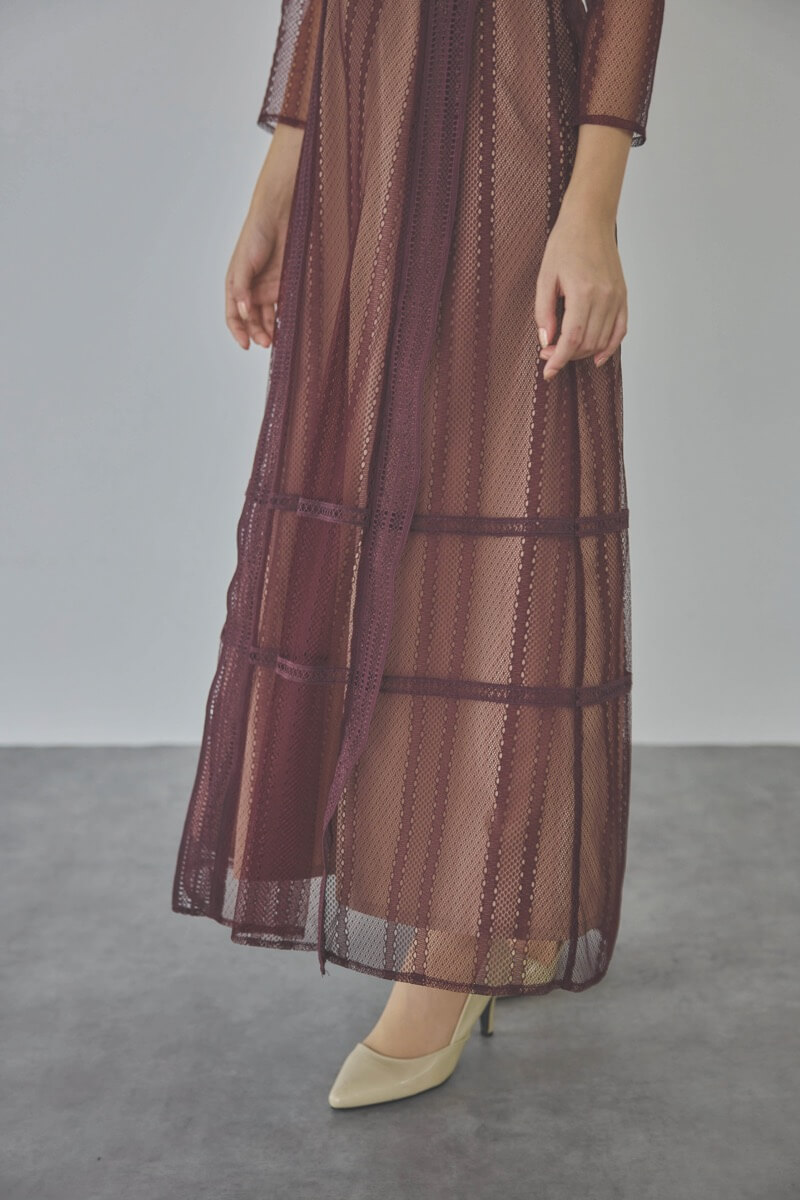 ボルドーのジオメトリックレースドレス