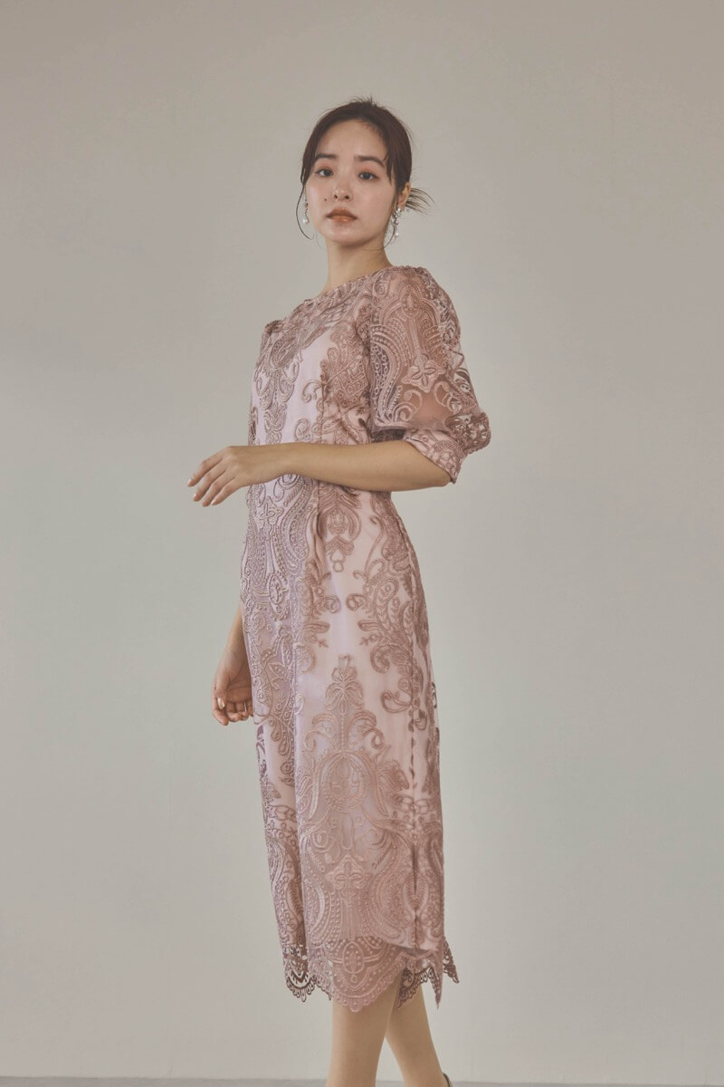 ローズピンクのエンブロイダリーコクーンドレス