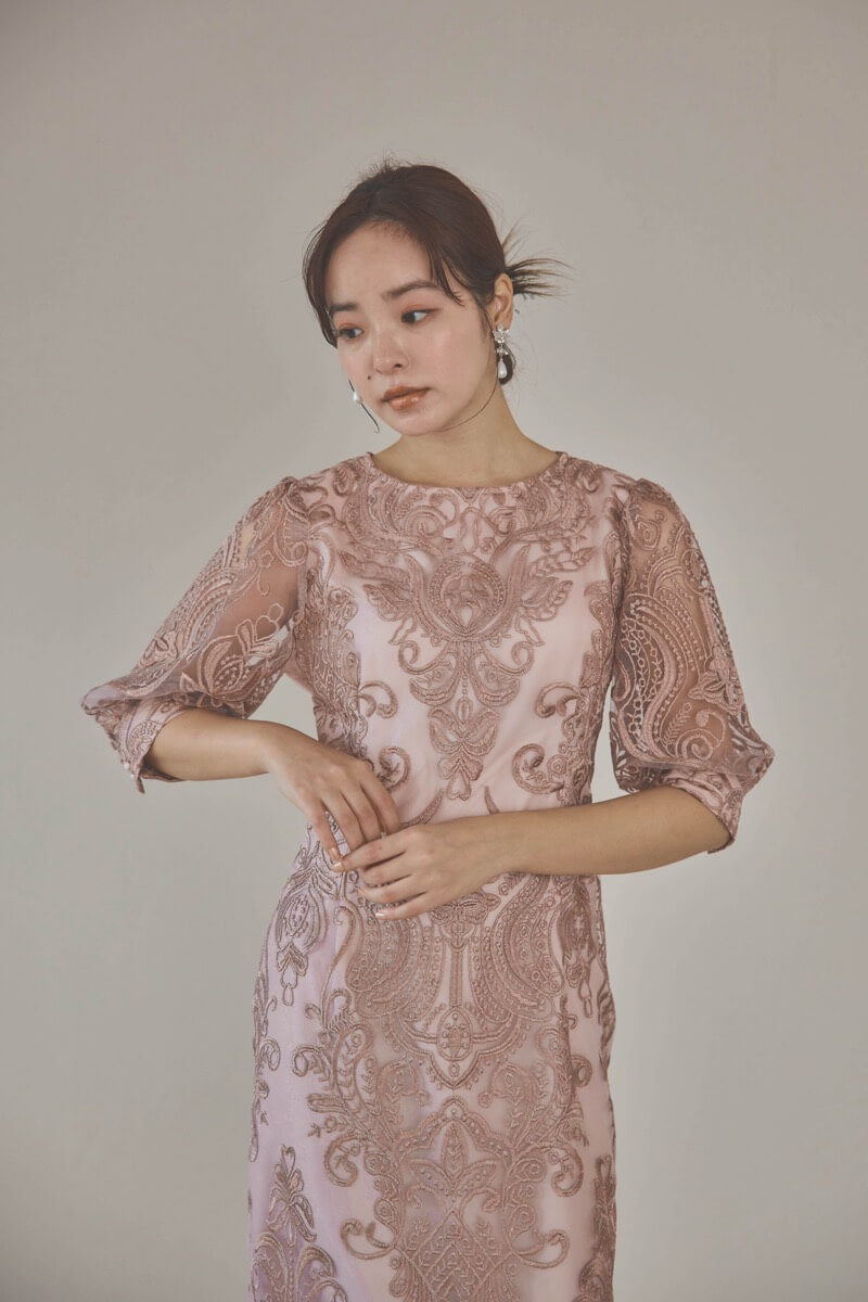 ローズピンクのエンブロイダリーコクーンドレス
