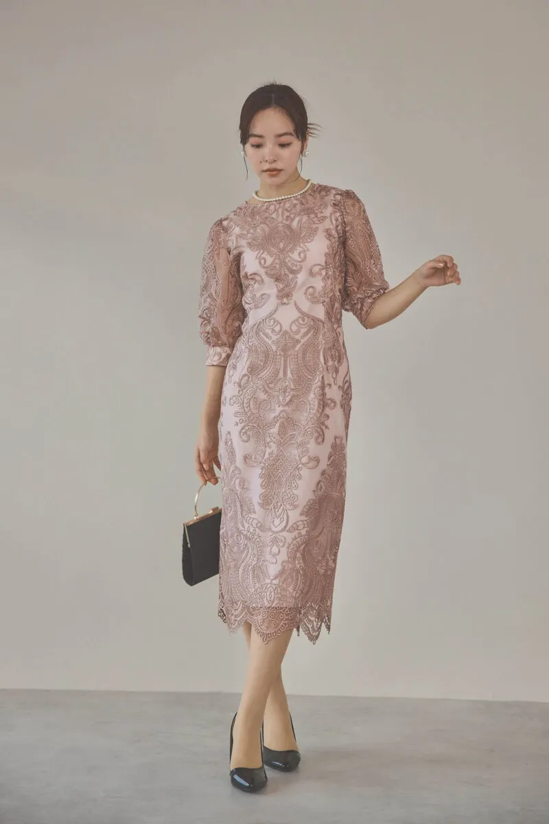 ローズピンクのエンブロイダリーコクーンドレス