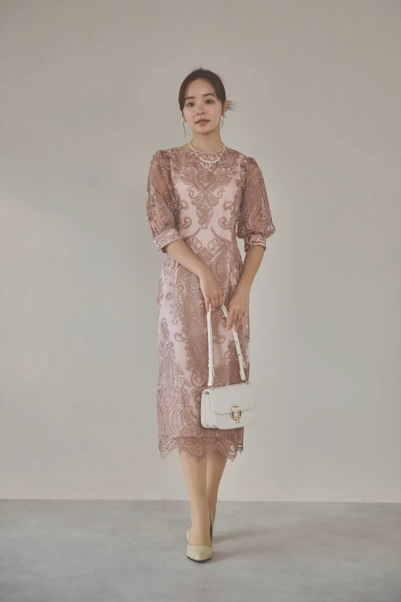 ローズピンクのエンブロイダリーコクーンドレス