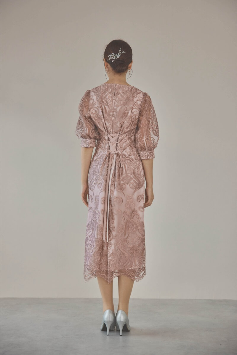 ローズピンクのエンブロイダリーコクーンドレス