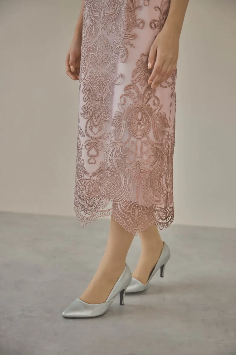 ローズピンクのエンブロイダリーコクーンドレス