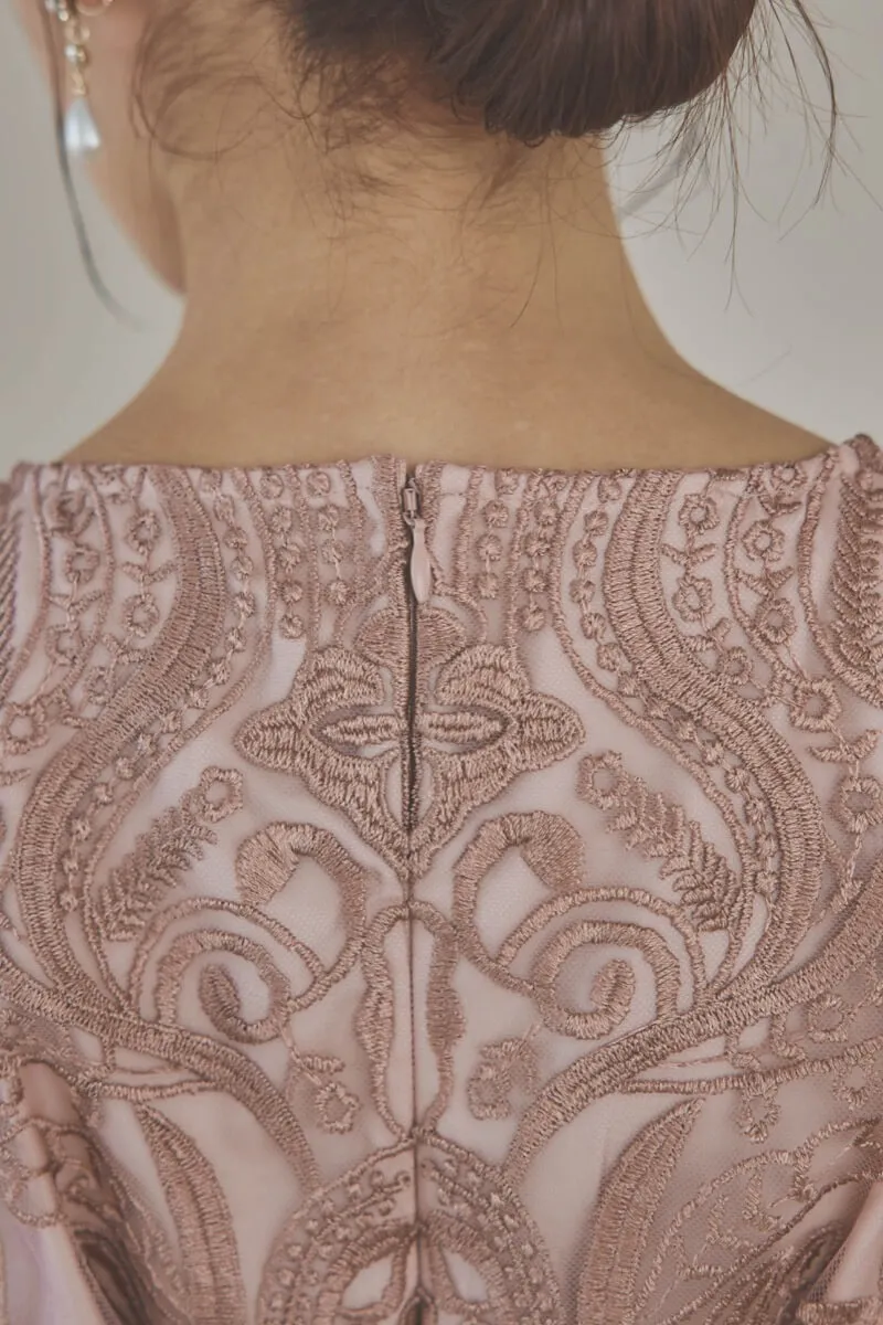 ローズピンクのエンブロイダリーコクーンドレス
