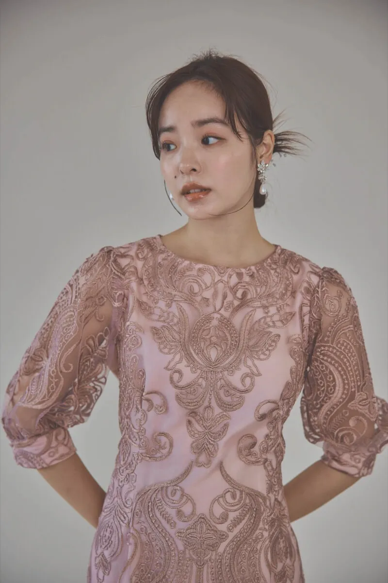 ローズピンクのエンブロイダリーコクーンドレス
