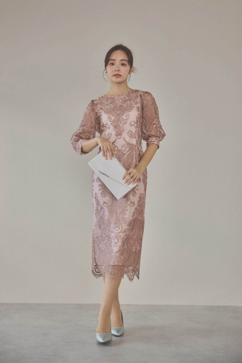 ローズピンクのエンブロイダリーコクーンドレス