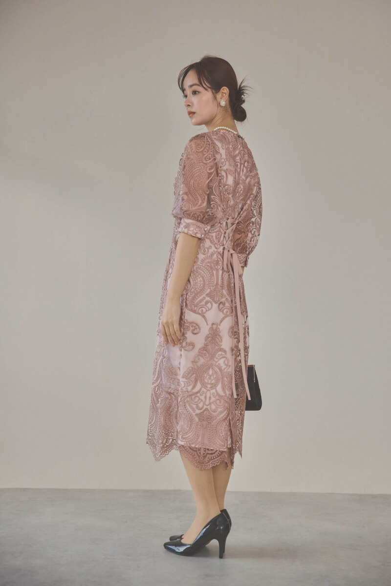 ローズピンクのエンブロイダリーコクーンドレス