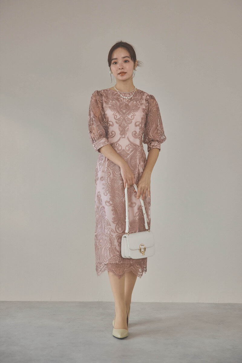 ローズピンクのエンブロイダリーコクーンドレス