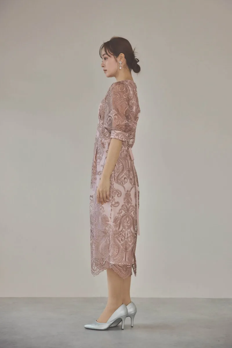 ローズピンクのエンブロイダリーコクーンドレス