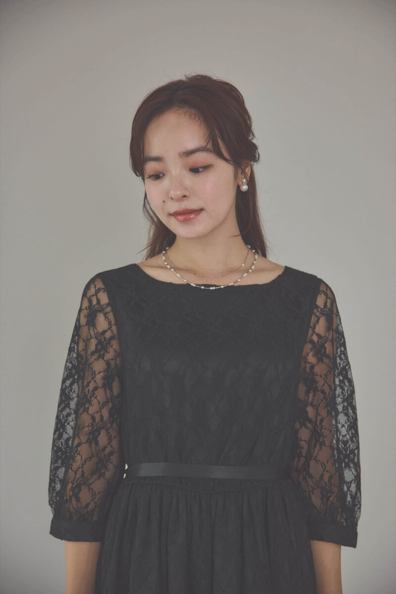ブラックの授乳口付き総レースドレス