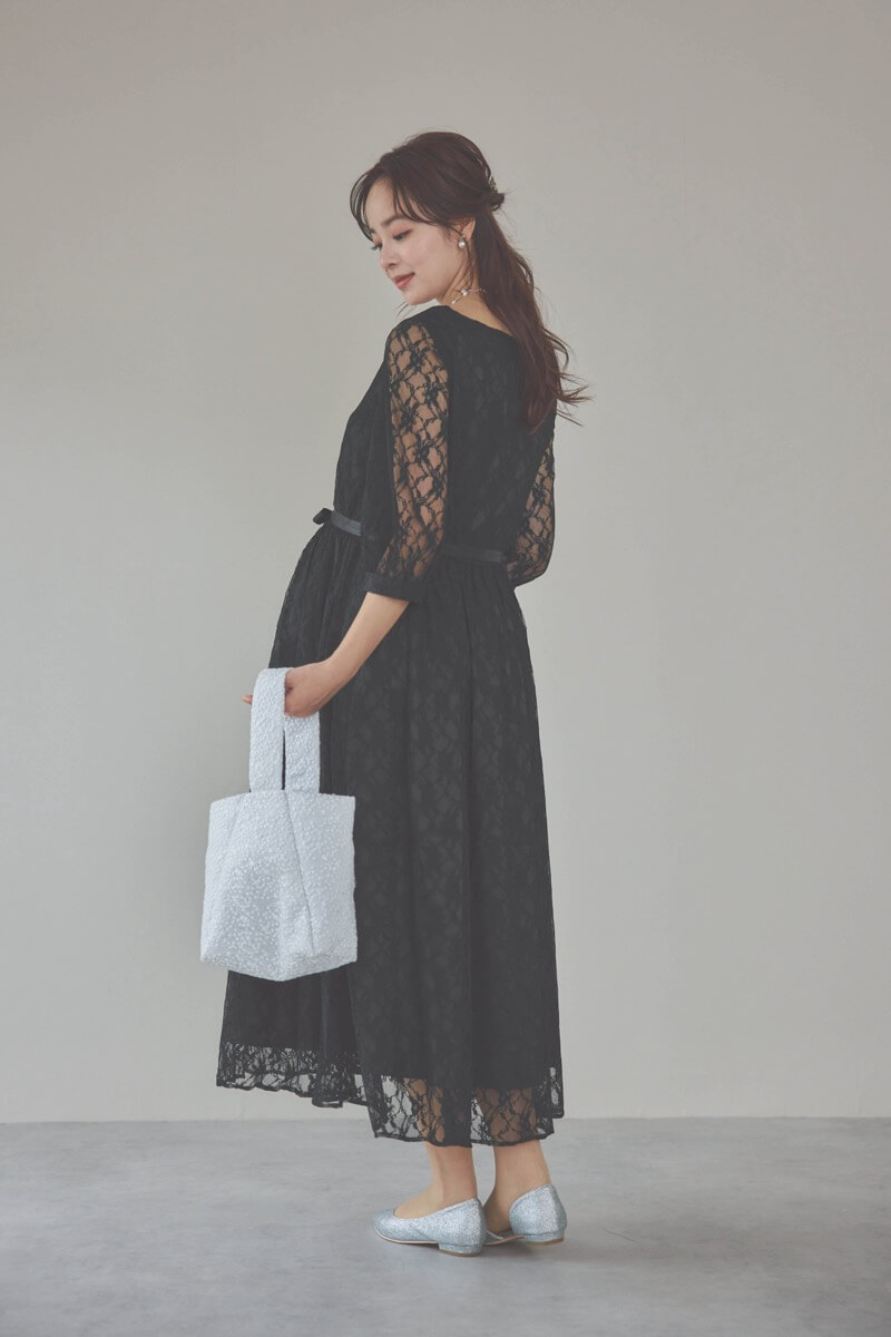 ブラックの授乳口付き総レースドレス