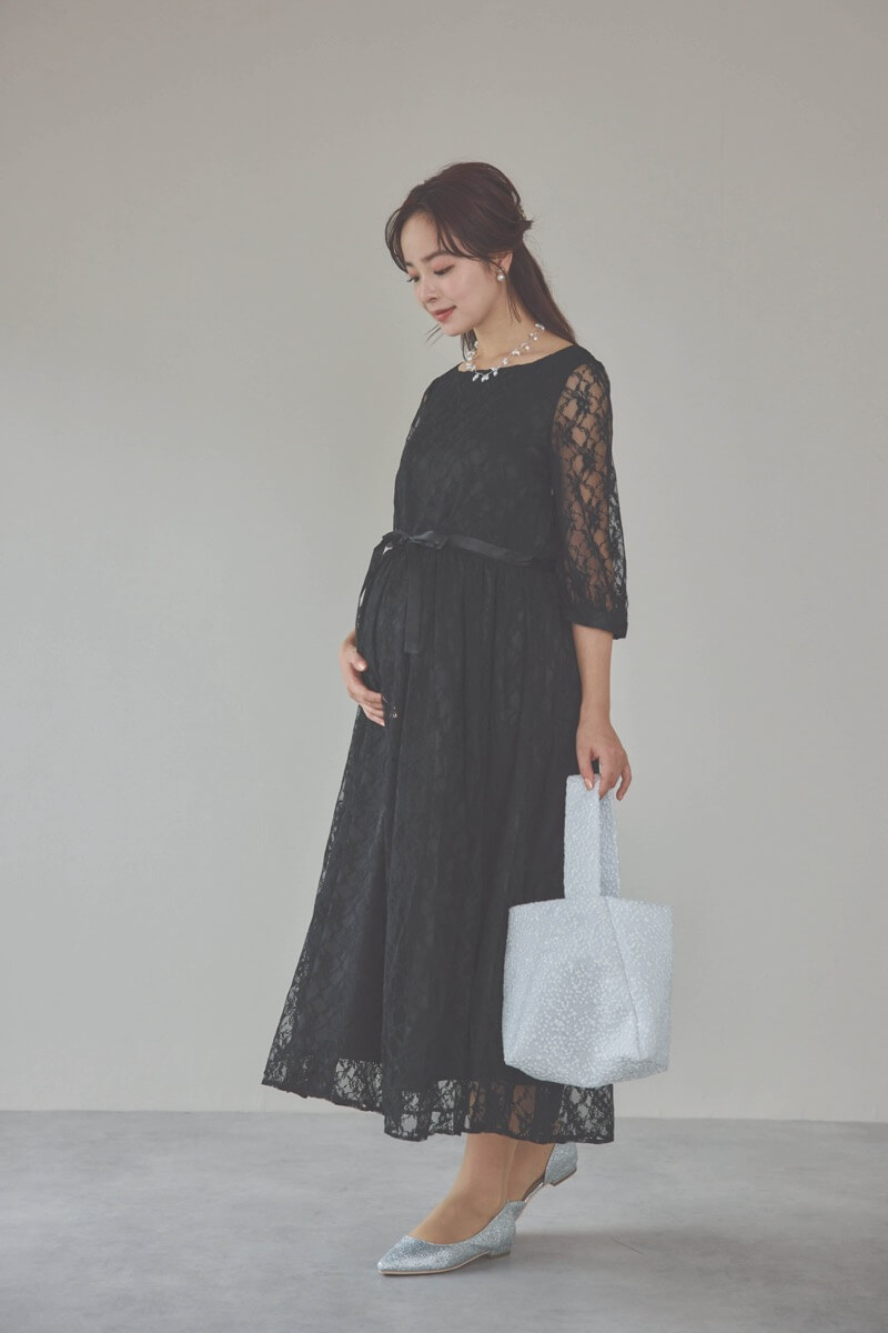 ブラックの授乳口付き総レースドレス