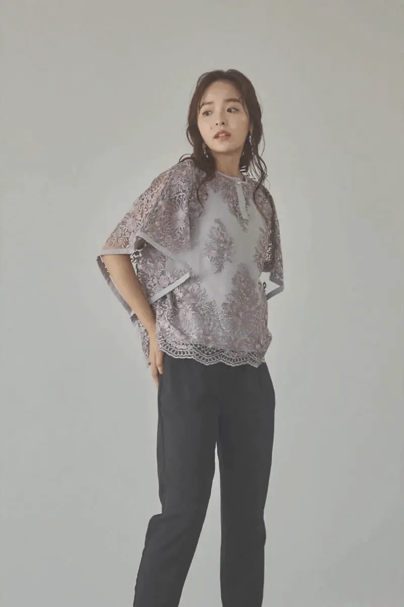 グレージュのバタフライスリーブパンツドレス