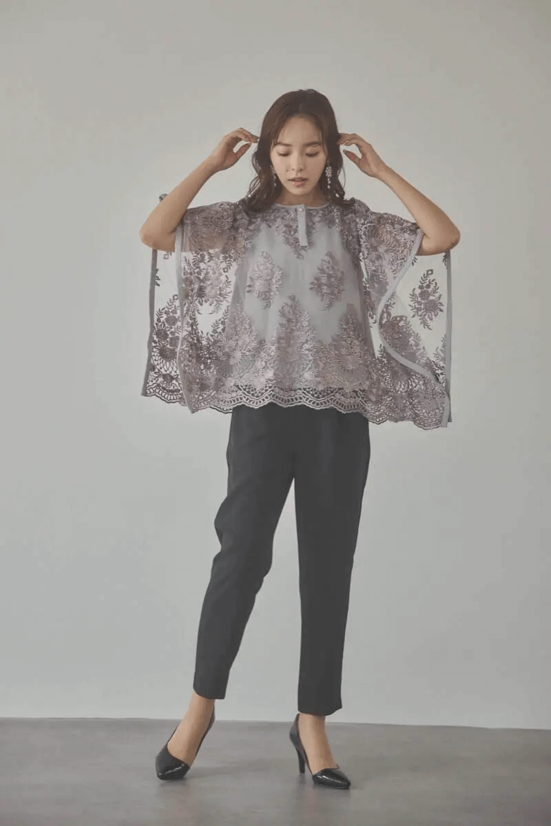 グレージュのバタフライスリーブパンツドレス