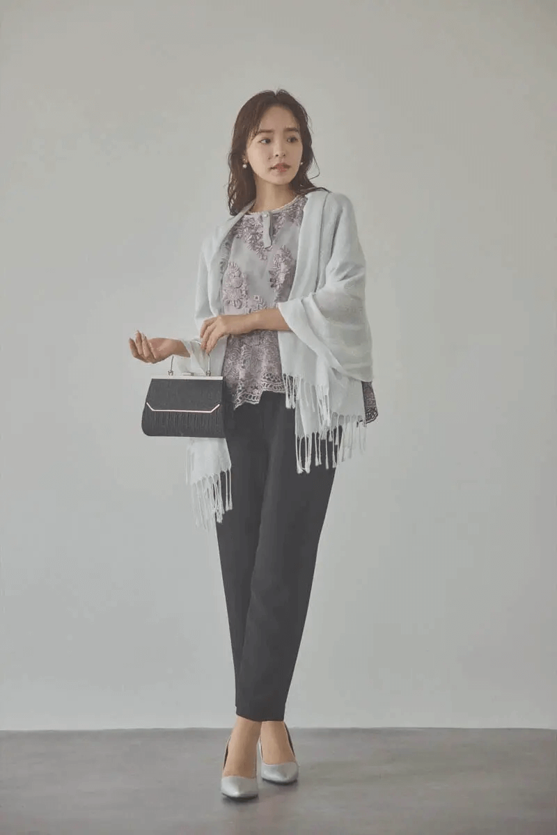 グレージュのバタフライスリーブパンツドレス