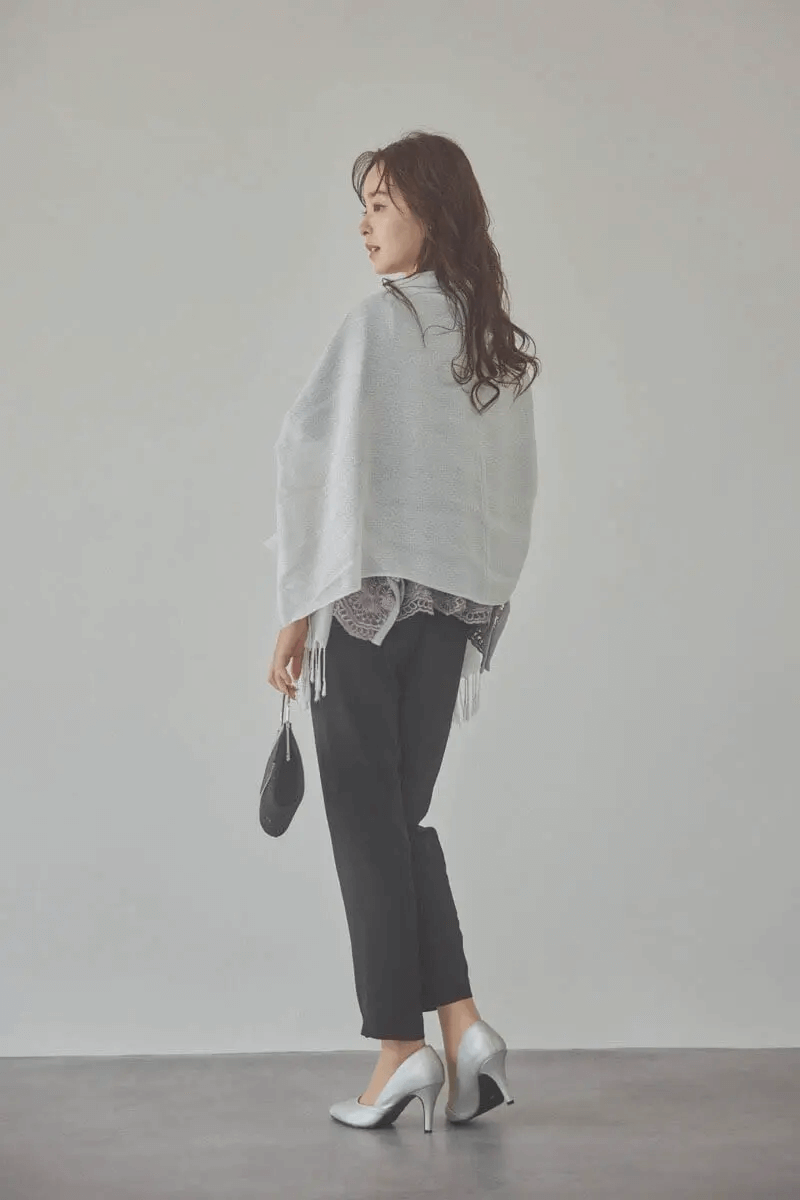 グレージュのバタフライスリーブパンツドレス