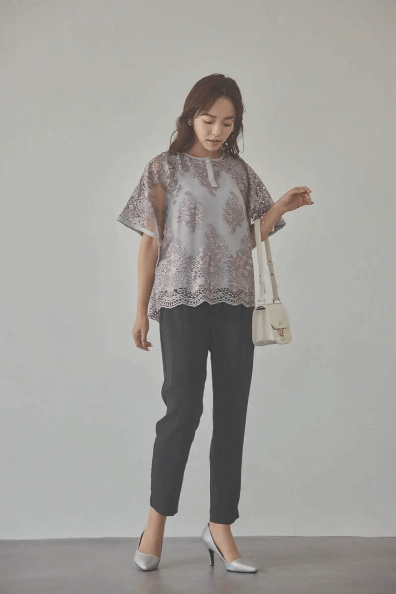 グレージュのバタフライスリーブパンツドレス