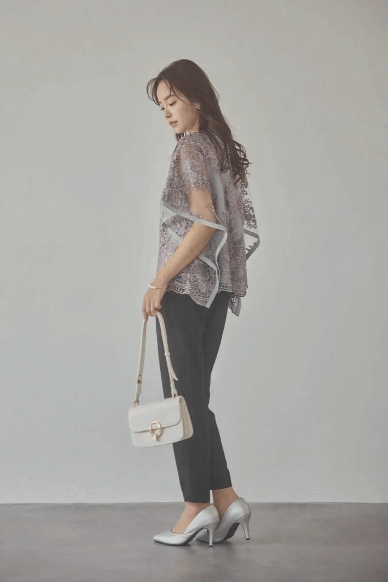 グレージュのバタフライスリーブパンツドレス