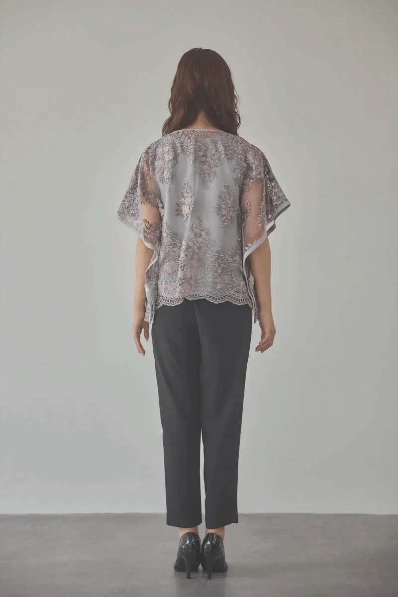 グレージュのバタフライスリーブパンツドレス