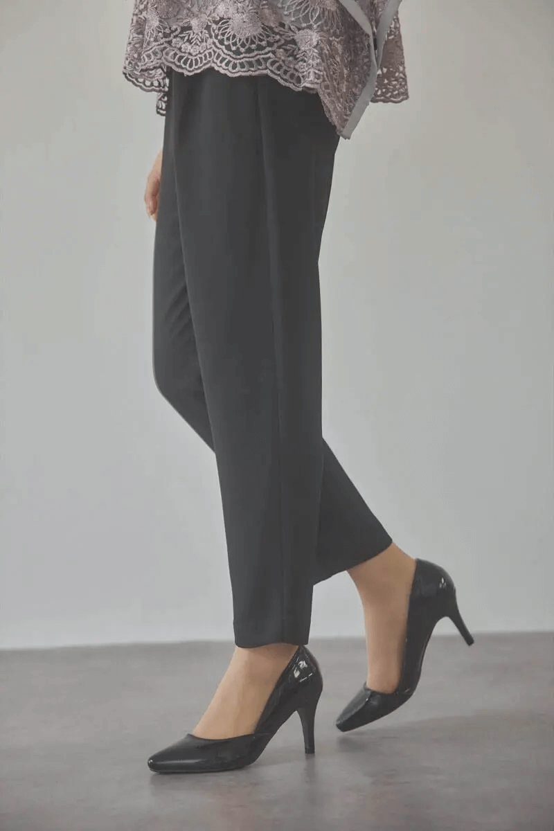 グレージュのバタフライスリーブパンツドレス