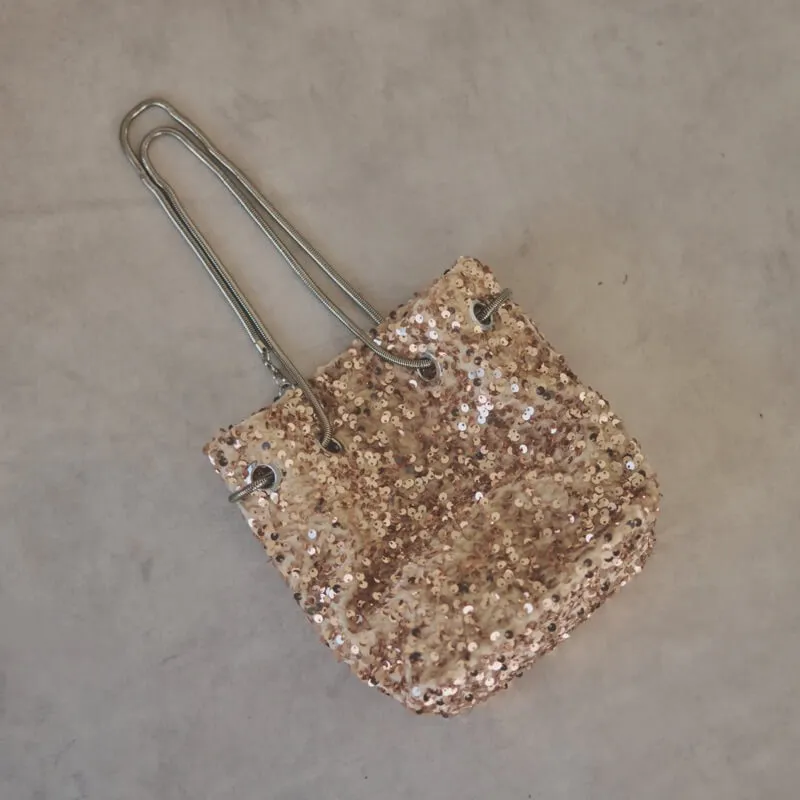 ベージュのスパンコールバッグ