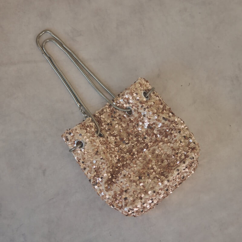 ベージュのスパンコールバッグ