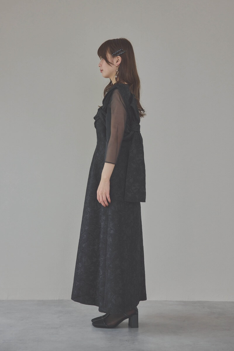 ブラックのリボンモチーフジャガードドレス