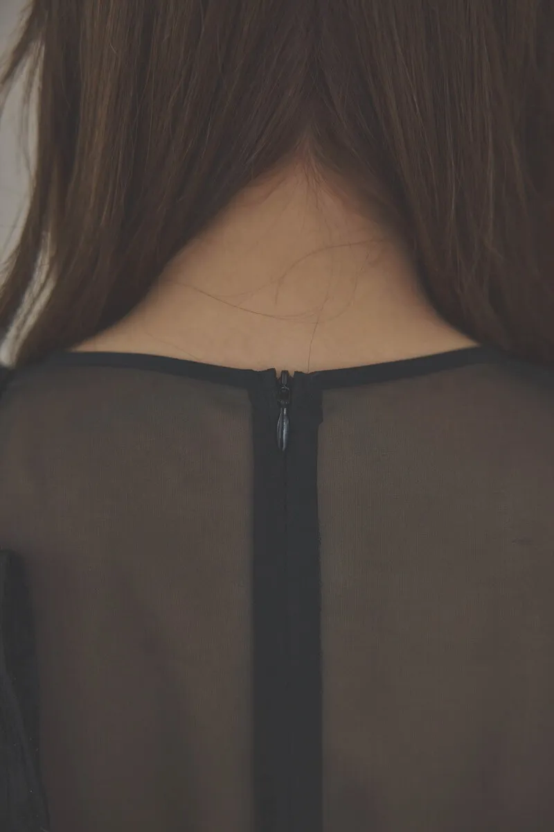 ブラックのリボンモチーフジャガードドレス