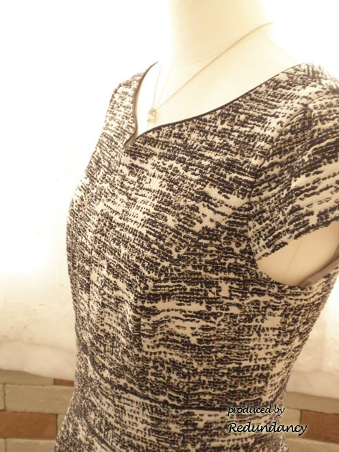 モノトーンのジャガードフレンチスリーブワンピース