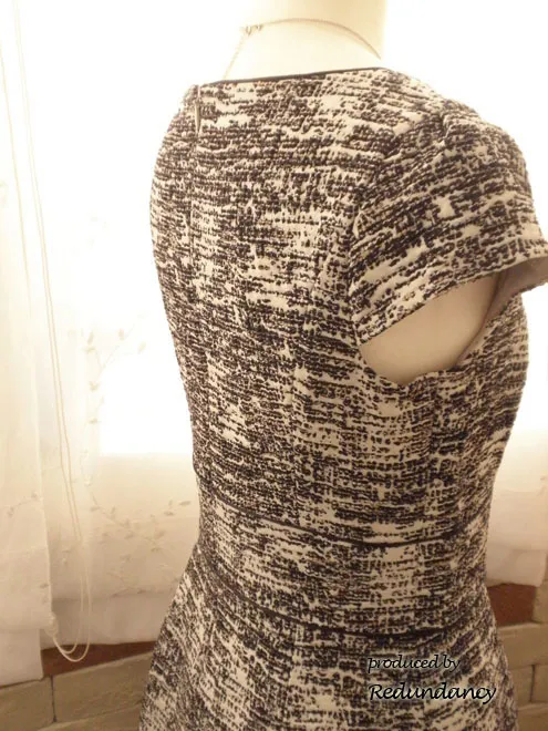 モノトーンのジャガードフレンチスリーブワンピース