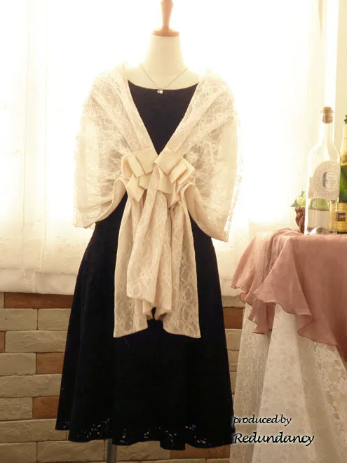 ブラックのベロアレース模様フレアワンピース