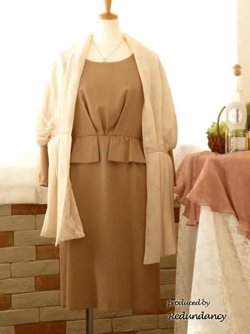 ベージュのペプラムワンピース