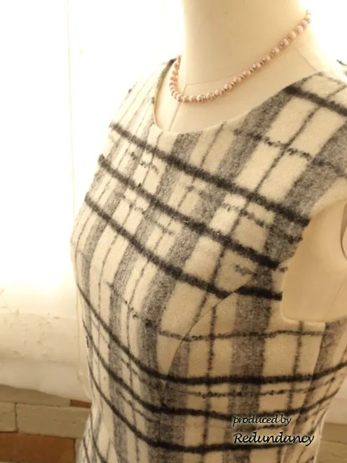 ホワイトのモードチェックAラインワンピース