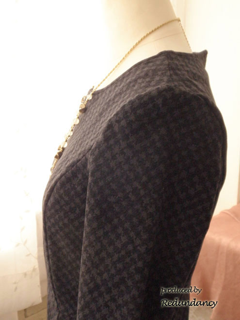 ブラックのフィット＆フレアワンピース