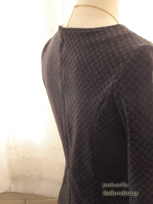 ブラックのフィット＆フレアワンピース