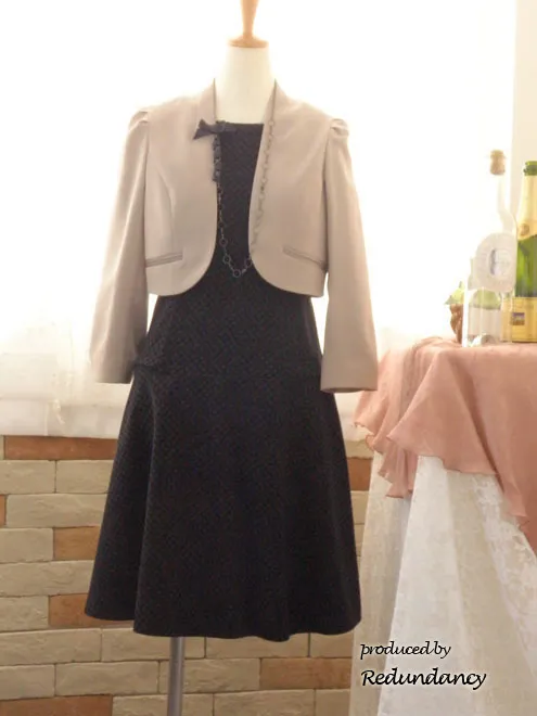 ブラックのフィット＆フレアワンピース