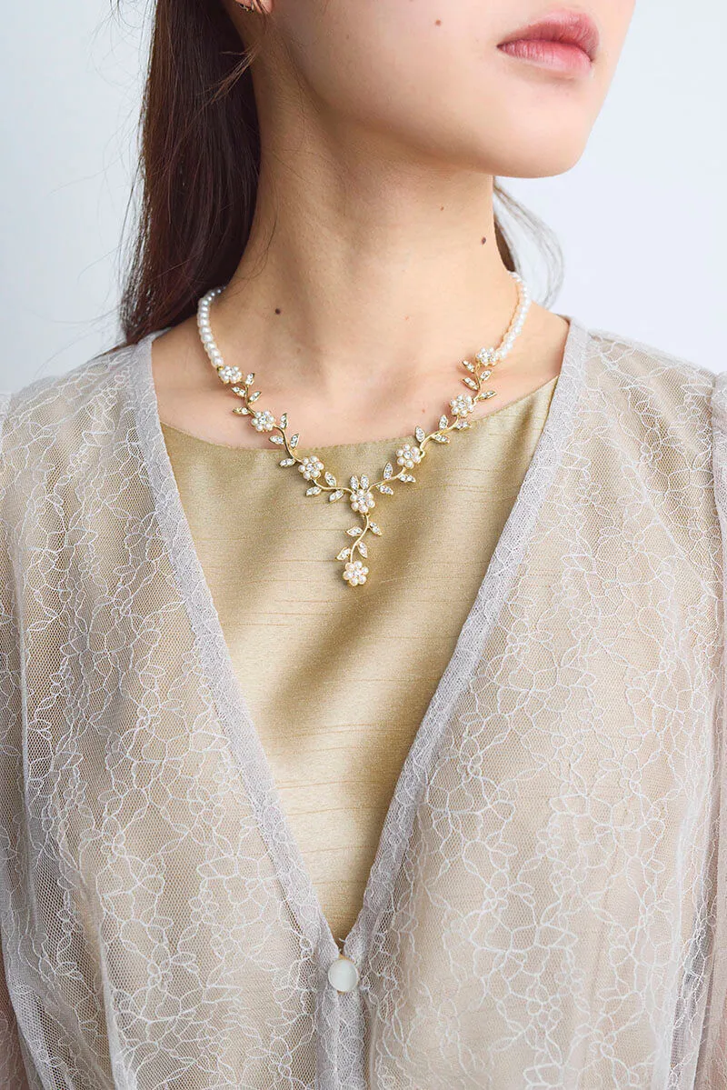 ゴールドのパールフラワーネックレス