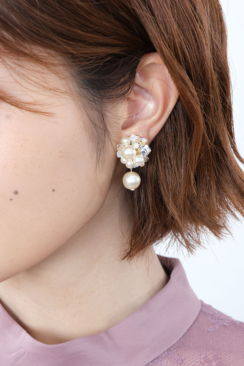 ホワイト×クリアのビジューのパールイヤリング