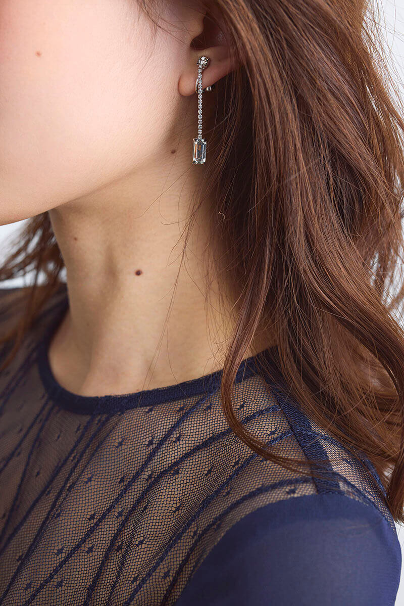 シルバーのスクエアガラスイヤリング