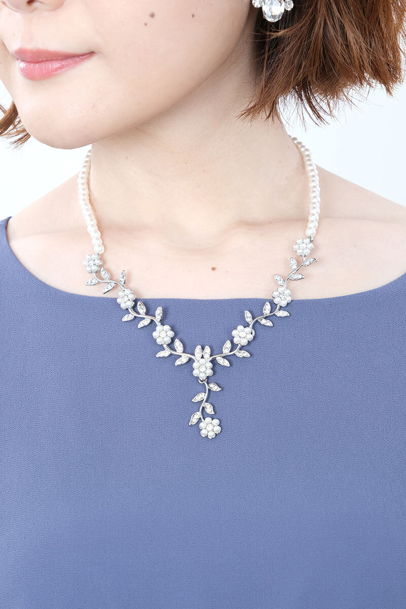 シルバーのパールフラワーネックレス