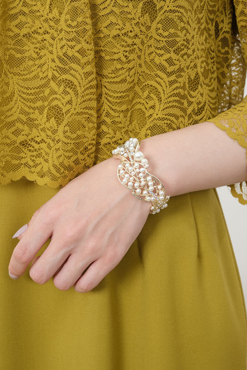 パール×ビジューのリーフバングル