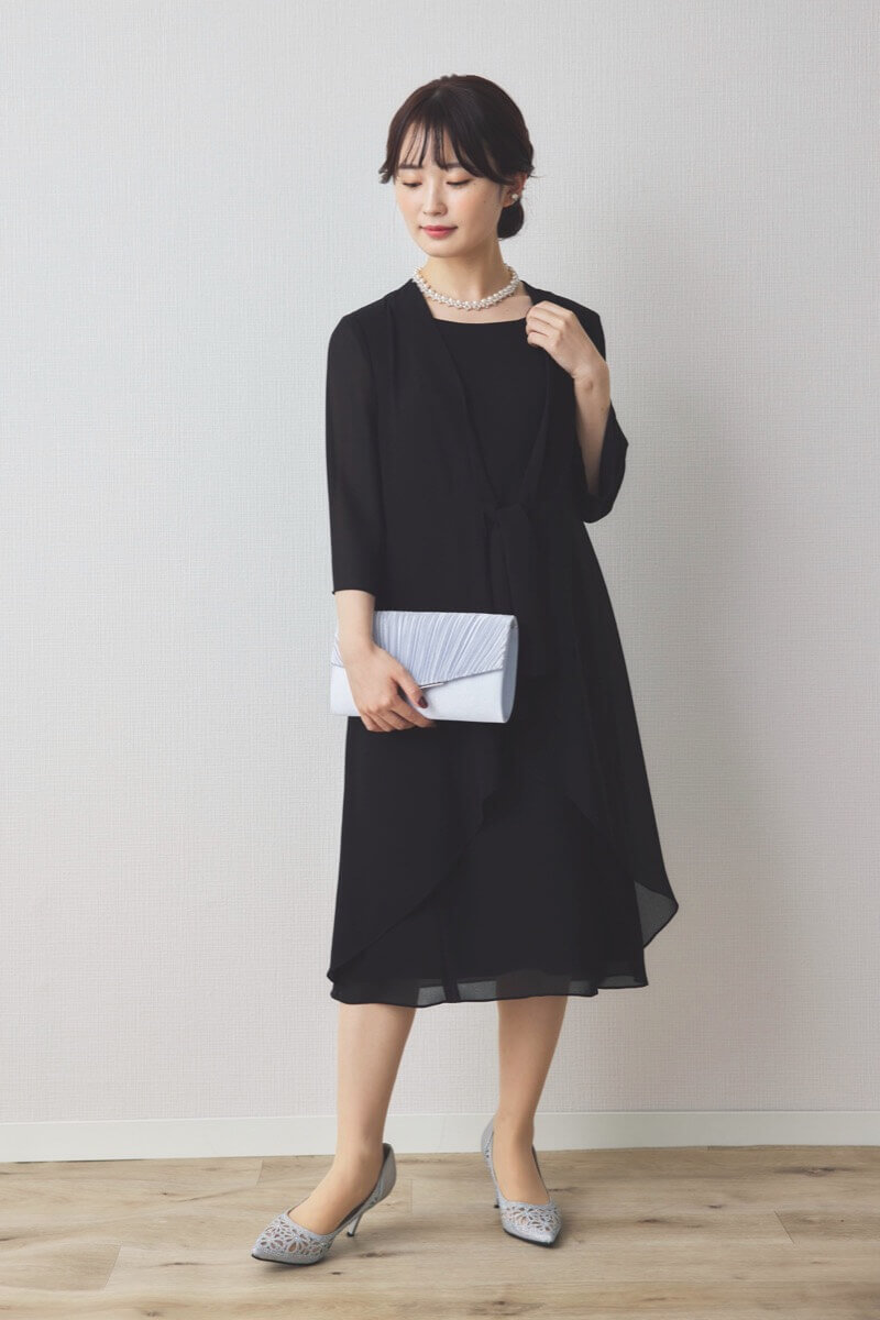 ブラックのシフォン地フォーマルドレス
