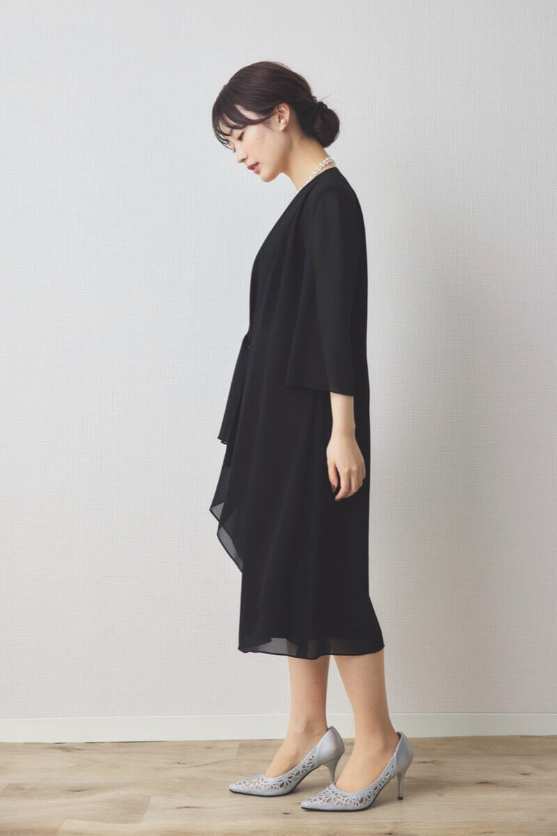 ブラックのシフォン地フォーマルドレス