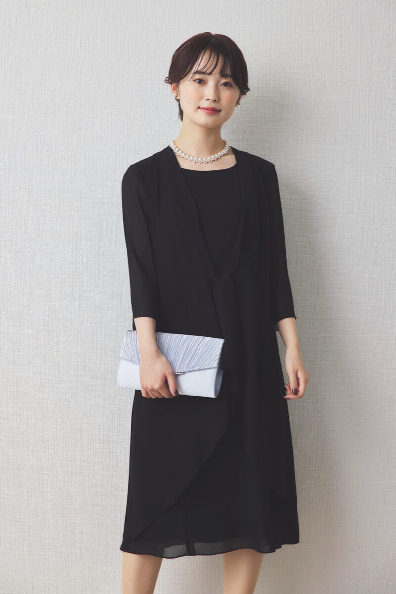 ブラックのシフォン地フォーマルドレス