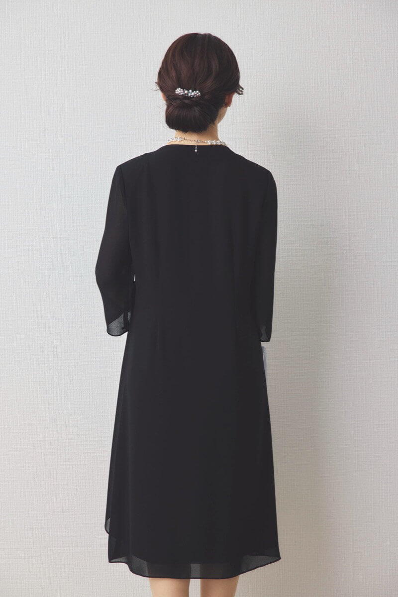 ブラックのシフォン地フォーマルドレス