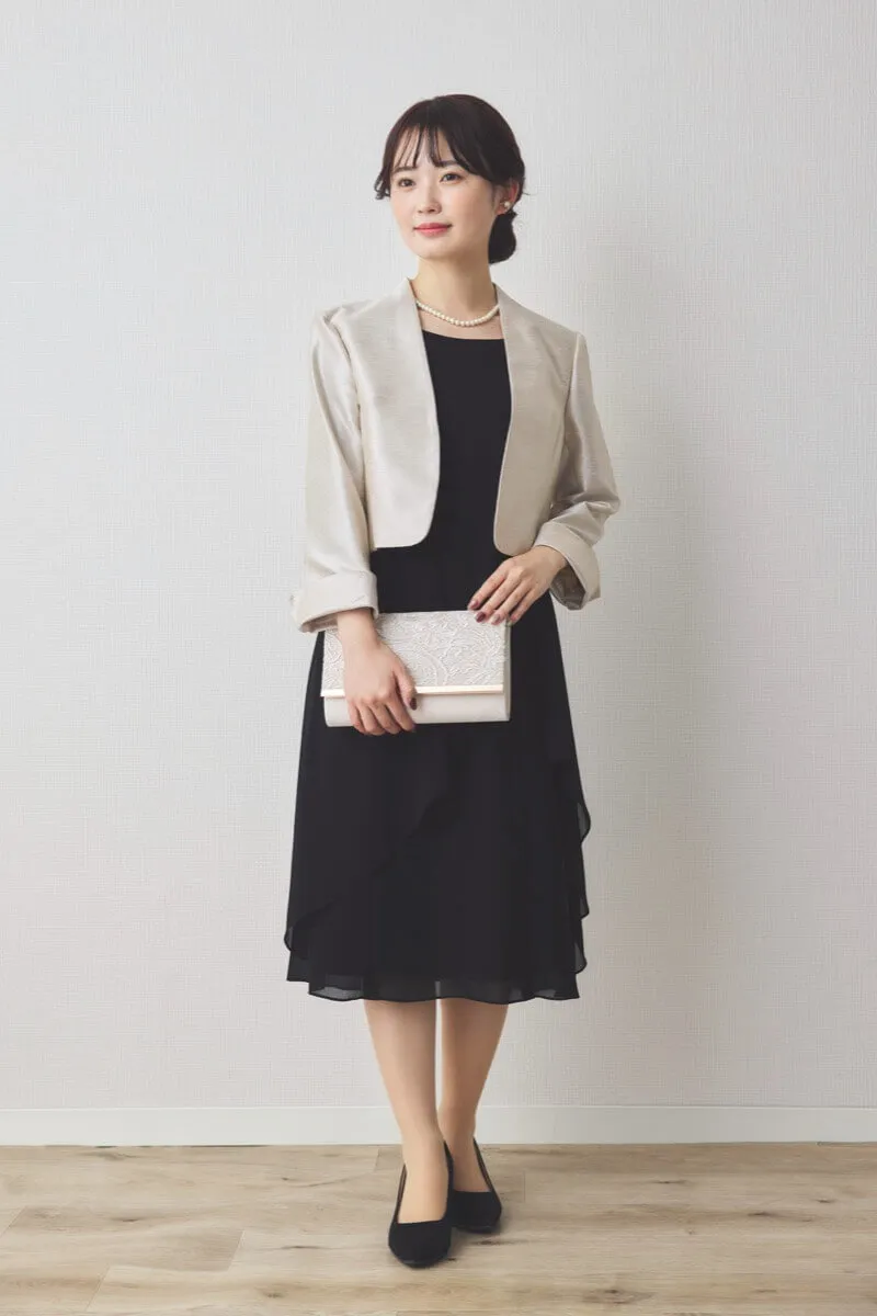 ブラックのシフォン地フォーマルドレス