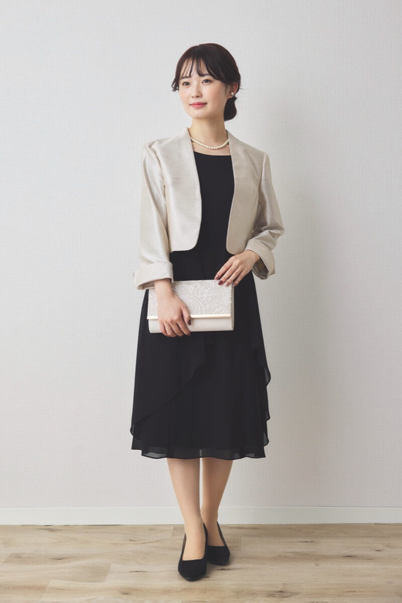 ブラックのシフォン地フォーマルドレス