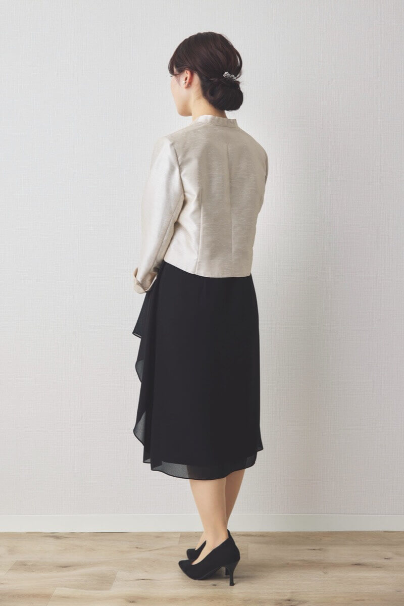 ブラックのシフォン地フォーマルドレス