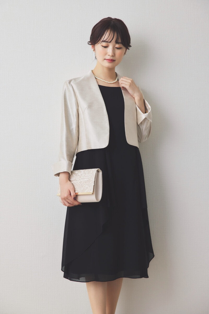 ブラックのシフォン地フォーマルドレス