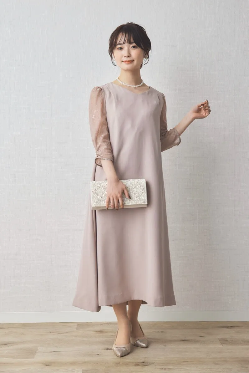 ベージュのレース袖Aラインドレス